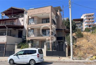 Bornova Atatürk Mahallesinde 394 M² Arsa Paylı Satılık Tripleks Ev