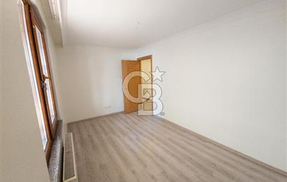 Acıbadem’in Prestijli Lokasyonunda | Bahçe katı,Otoparklı Geniş 3+1 Daire – Metrobüse Yürüme Mesafesinde
