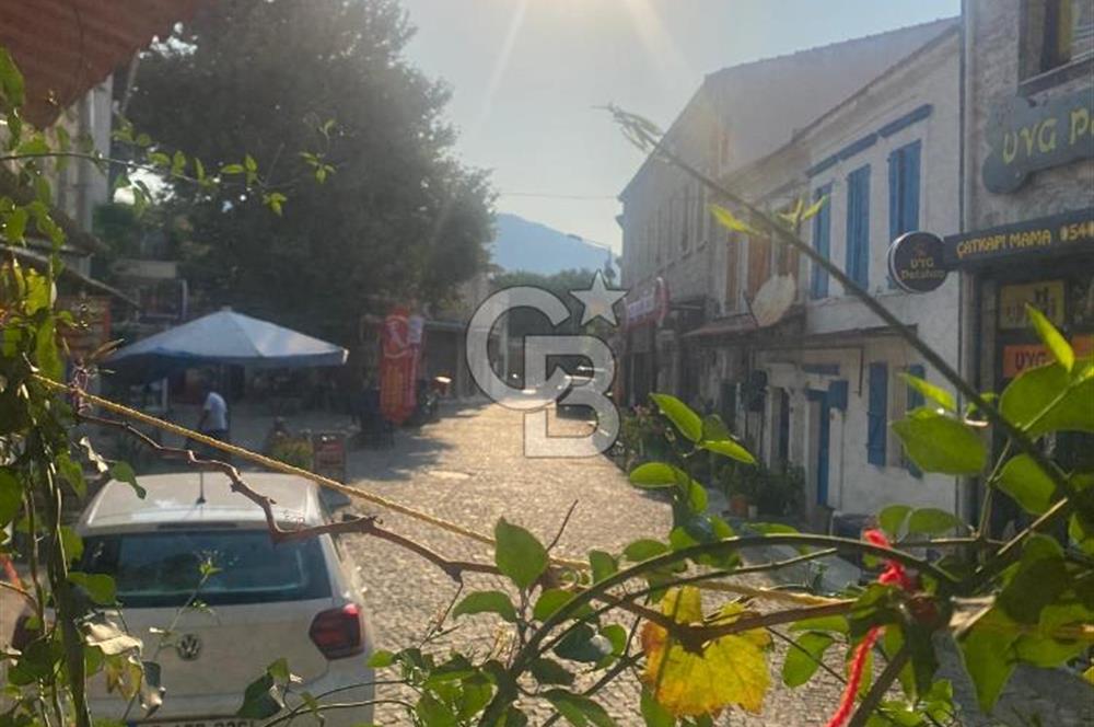 Yenifoça Çarşı İçerisinde Eşyalı Kiralık Müstakil Ev