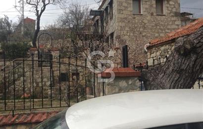 ALİAĞA AŞAĞIŞAKRAN'DA DENİZ MANZARALI TARİHİ TAŞ DUBLEKS EV