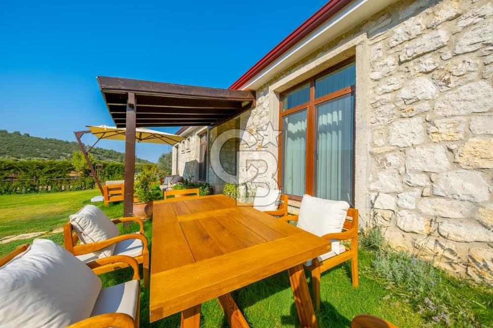 Urla Uzunkuyu'da Satılık 9036 m² içinde Tek Katlı Taş Çiftlik Evi 