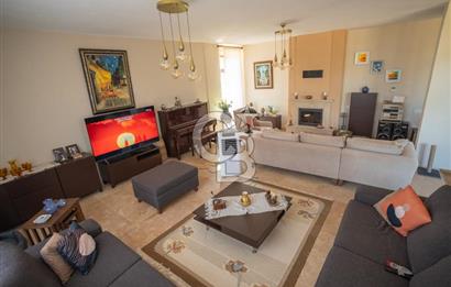 Urla Uzunkuyu'da Satılık 9036 m² içinde Tek Katlı Taş Çiftlik Evi 