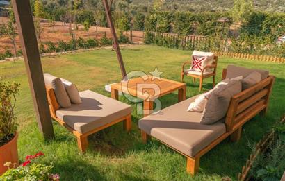 Urla Uzunkuyu'da Satılık 9036 m² içinde Tek Katlı Taş Çiftlik Evi 