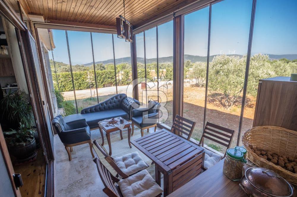 Urla Uzunkuyu'da Satılık 9036 m² içinde Tek Katlı Taş Çiftlik Evi 