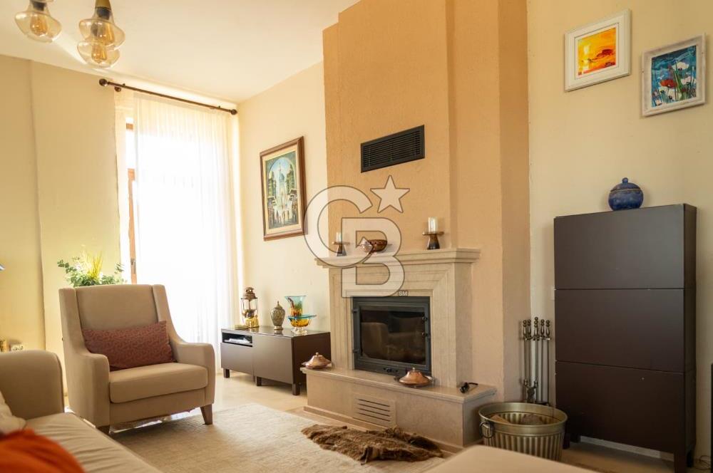 Urla Uzunkuyu'da Satılık 9036 m² içinde Tek Katlı Taş Çiftlik Evi 