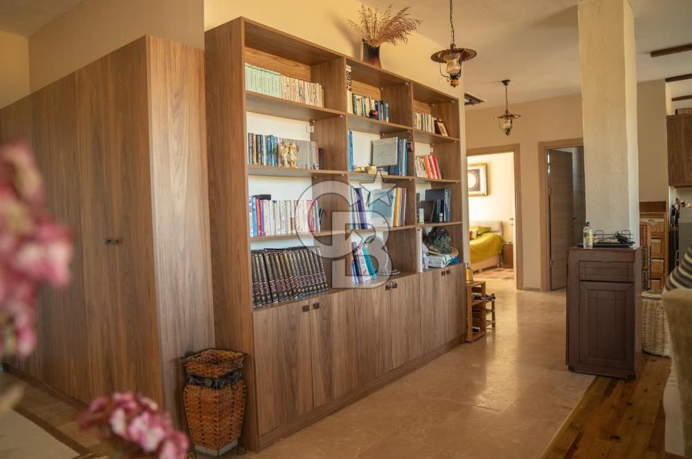 Urla Uzunkuyu'da Satılık 9036 m² içinde Tek Katlı Taş Çiftlik Evi 