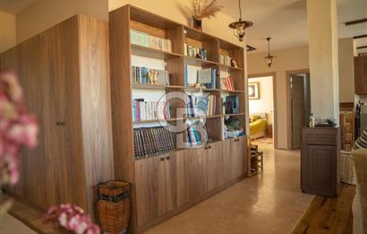 Urla Uzunkuyu'da Satılık 9036 m² içinde Tek Katlı Taş Çiftlik Evi 