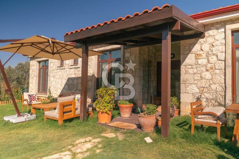 Urla Uzunkuyu'da Satılık 9036 m² içinde Tek Katlı Taş Çiftlik Evi 