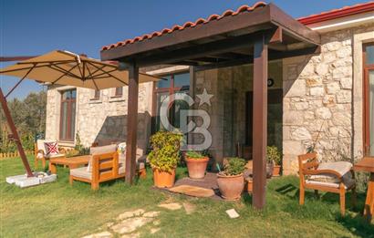 Urla Uzunkuyu'da Satılık 9036 m² içinde Tek Katlı Taş Çiftlik Evi 