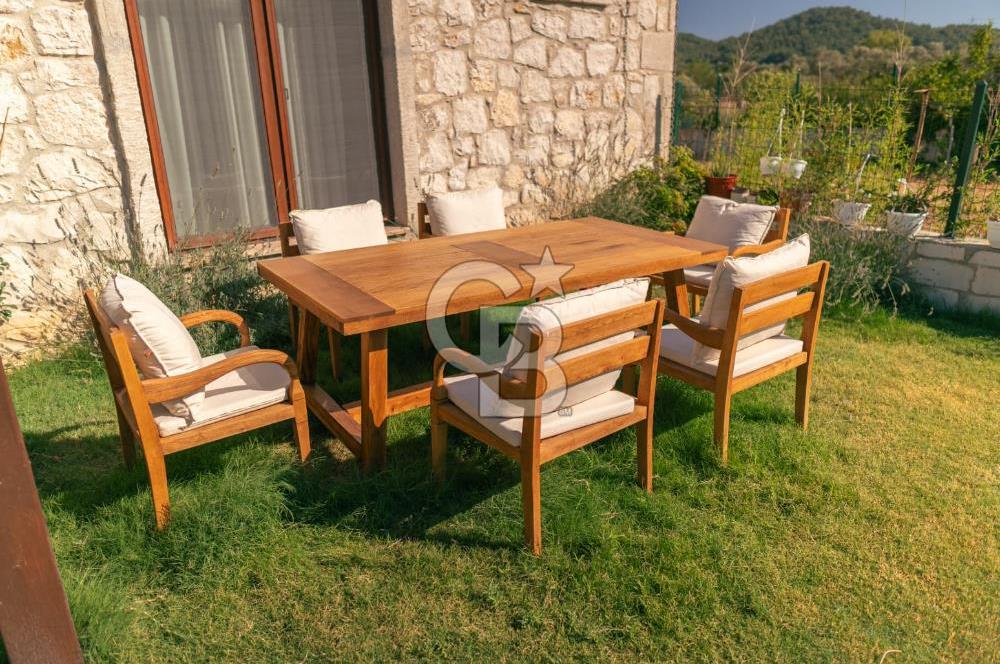 Urla Uzunkuyu'da Satılık 9036 m² içinde Tek Katlı Taş Çiftlik Evi 