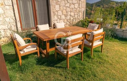 Urla Uzunkuyu'da Satılık 9036 m² içinde Tek Katlı Taş Çiftlik Evi 