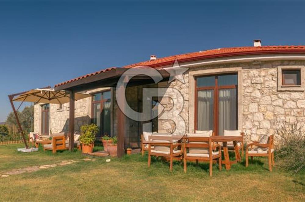 Urla Uzunkuyu'da Satılık 9036 m² içinde Tek Katlı Taş Çiftlik Evi 