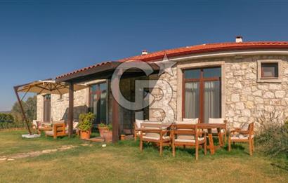 Urla Uzunkuyu'da Satılık 9036 m² içinde Tek Katlı Taş Çiftlik Evi 