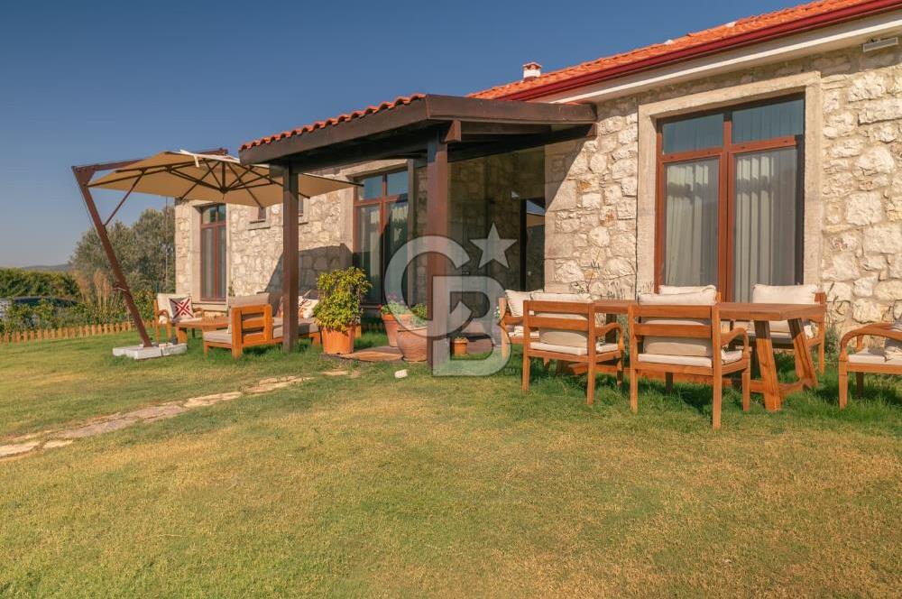 Urla Uzunkuyu'da Satılık 9036 m² içinde Tek Katlı Taş Çiftlik Evi 
