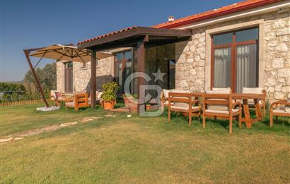 Urla Uzunkuyu'da Satılık 9036 m² içinde Tek Katlı Taş Çiftlik Evi 