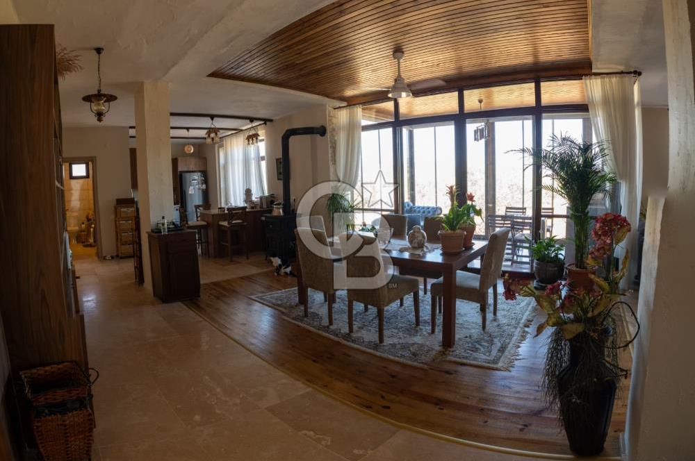 Urla Uzunkuyu'da Satılık 9036 m² içinde Tek Katlı Taş Çiftlik Evi 
