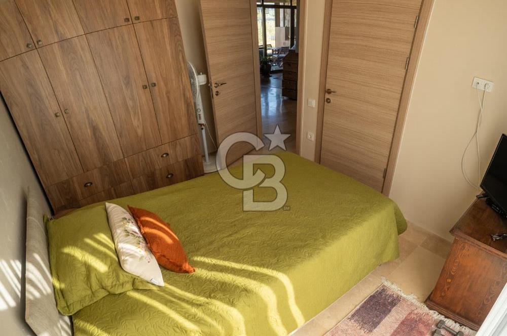 Urla Uzunkuyu'da Satılık 9036 m² içinde Tek Katlı Taş Çiftlik Evi 