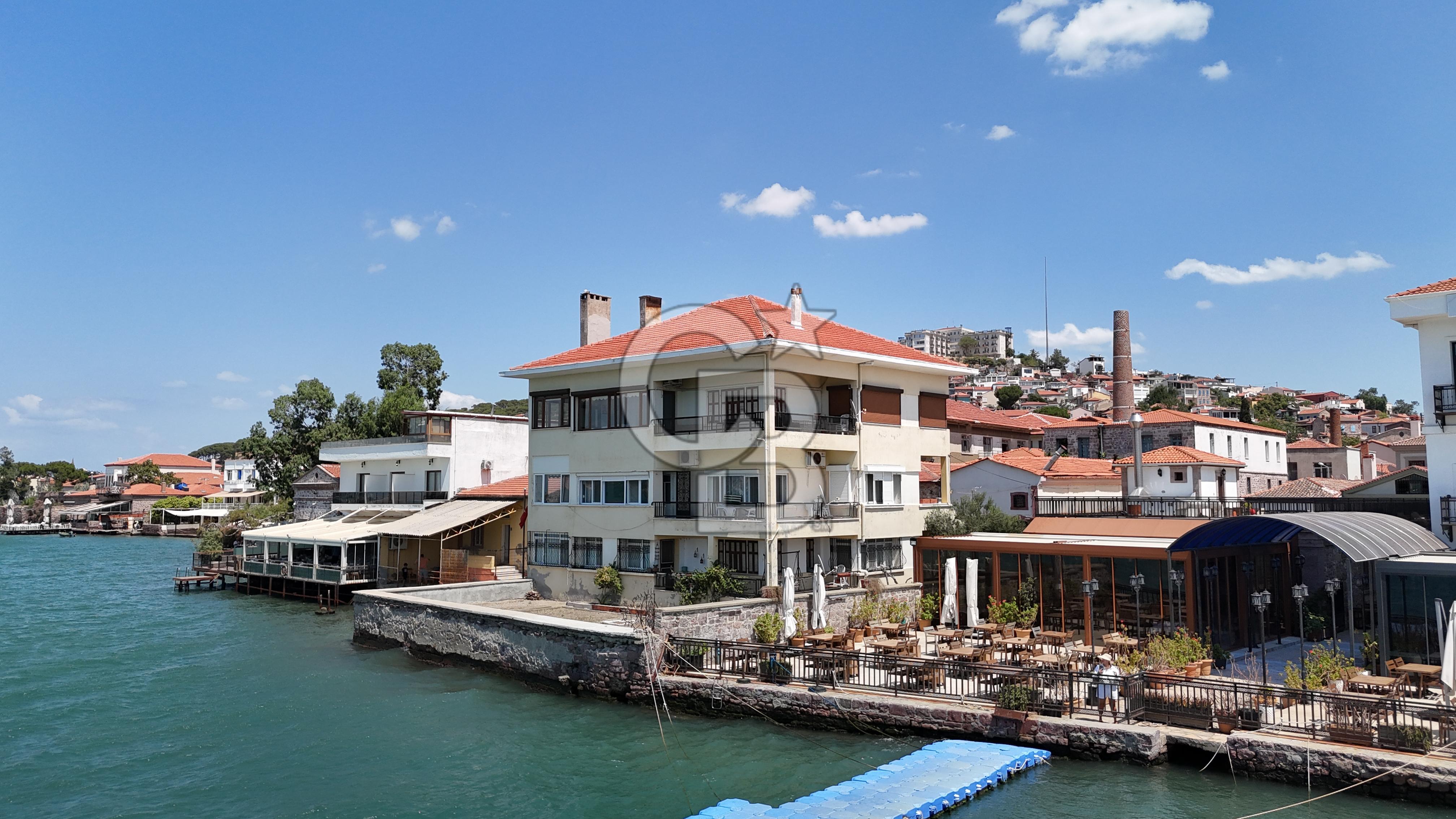 AYVALIK MERKEZ DENİZE SIFIR 4+2 SATILIK YALI DAİRESİ