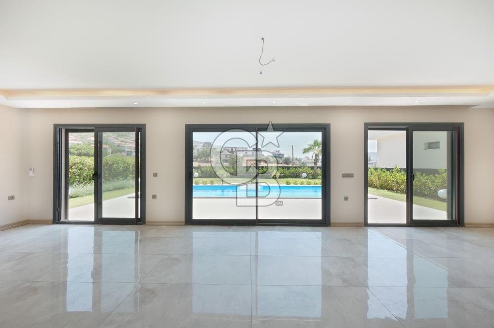 Güzelbahçe'de Müstakil,Yüzme Havuzlu, 7+1 Satılık Villa