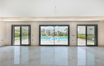 Güzelbahçe'de Müstakil,Yüzme Havuzlu, 7+1 Satılık Villa