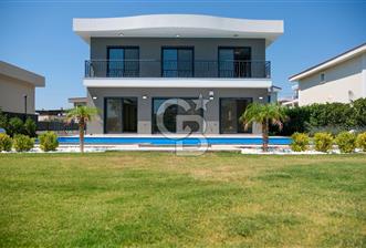 Güzelbahçe'de Müstakil,Yüzme Havuzlu, 7+1 Satılık Villa