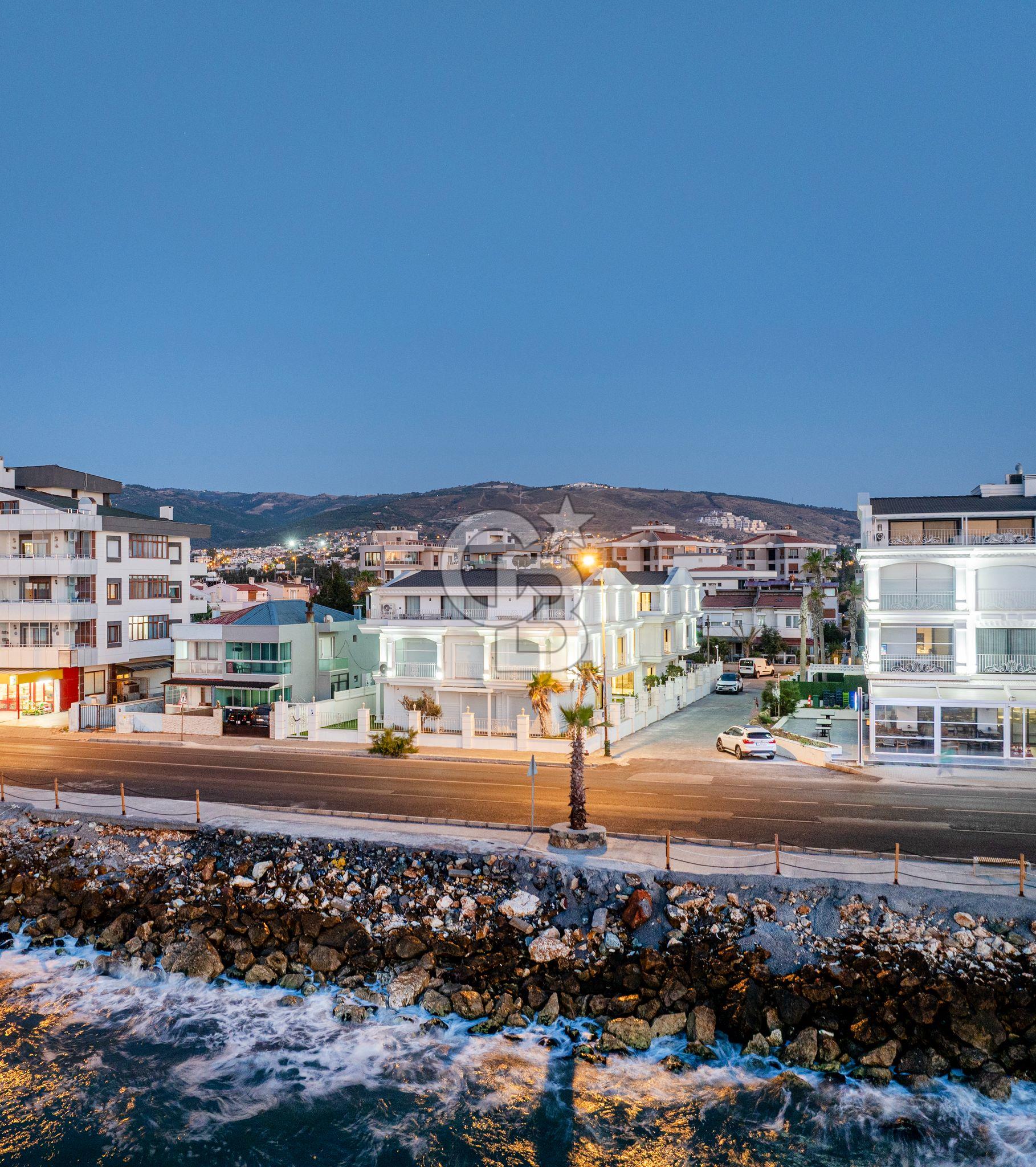 Güzelbahçe'de Teraslı,Deniz Manzaralı, Özel Tasarım Sıfır Villa