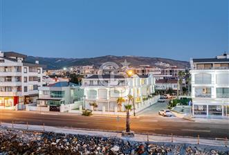 Güzelbahçe'de Teraslı,Deniz Manzaralı, Özel Tasarım Sıfır Villa