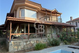 SEFERİHİSAR ULAMIŞTA SATILIK VİLLA – 750 m² ARSA İÇİNDE 3+1 MÜŞTEMİLATLI