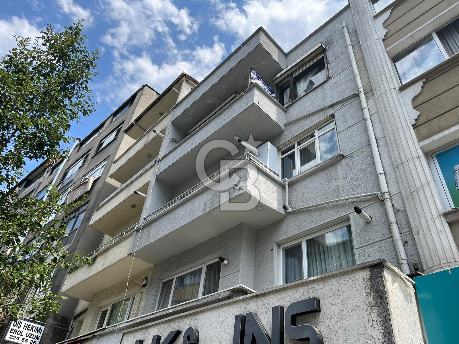 ÇAĞLAYAN'DA VATAN CADDESİ ÜZERİNDE BALKONLU DAİRE