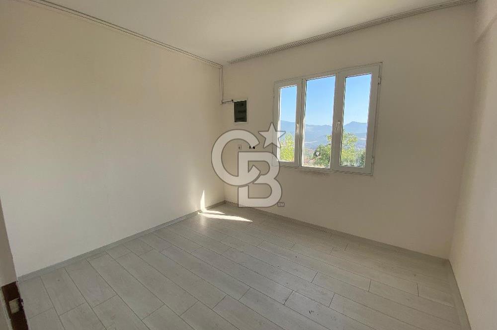 Bornova Yakaköy de Bahçeli 5+2 Kiralık Villa