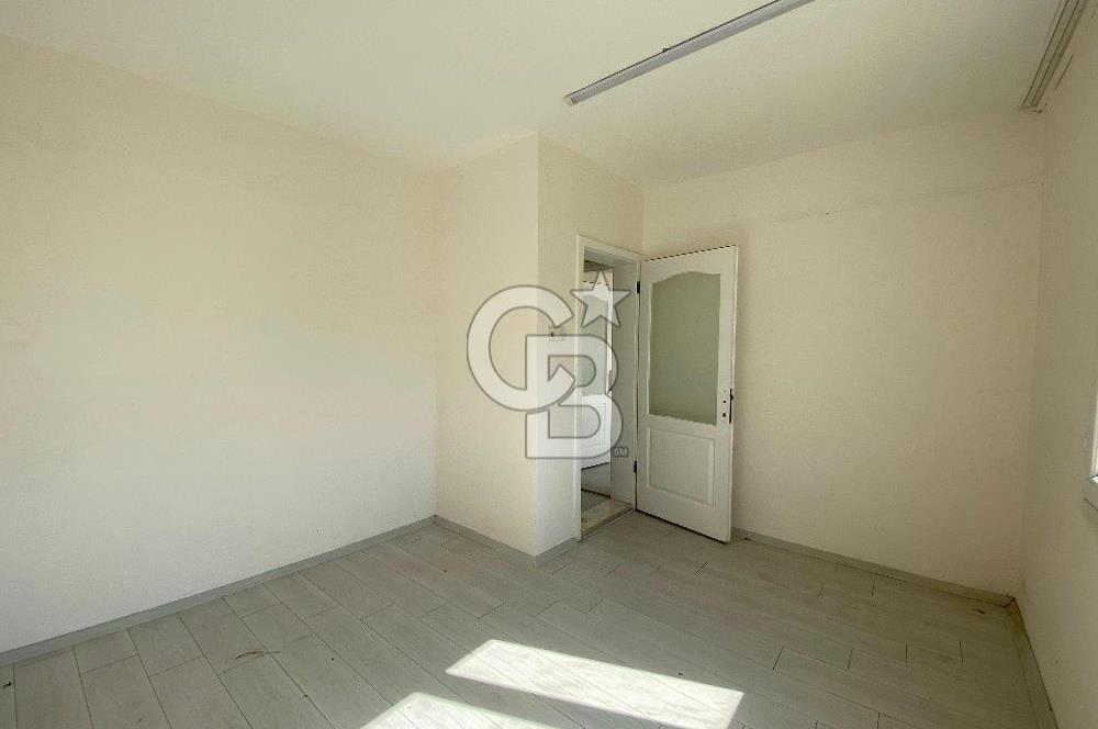 Bornova Yakaköy de Bahçeli 5+2 Kiralık Villa