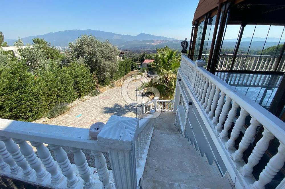 Bornova Yakaköy de Bahçeli 5+2 Kiralık Villa