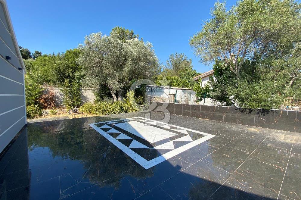 Bornova Yakaköy de Bahçeli 5+2 Kiralık Villa