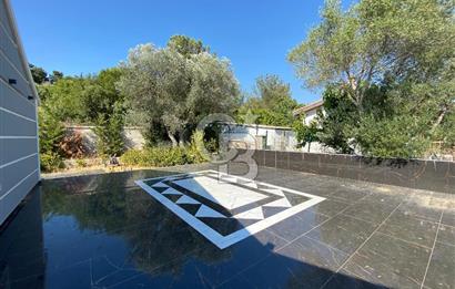 Bornova Yakaköy de Bahçeli 5+2 Kiralık Villa