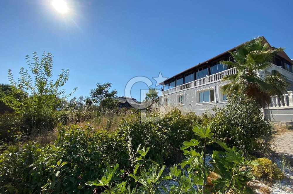 Bornova Yakaköy de Bahçeli 5+2 Kiralık Villa
