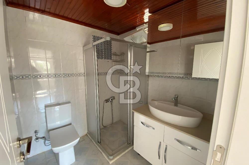 Bornova Yakaköy de Bahçeli 5+2 Kiralık Villa