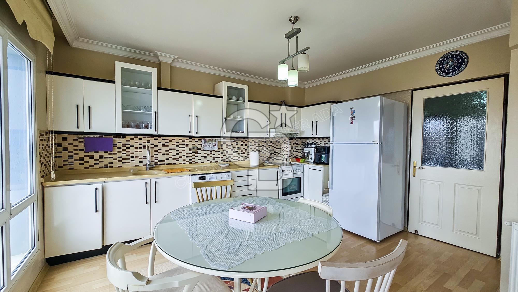 Kuşadası Ege Mahallesinde Havuzlu Sitede Deniz Manzaralı 3+1 Bakımlı Daire