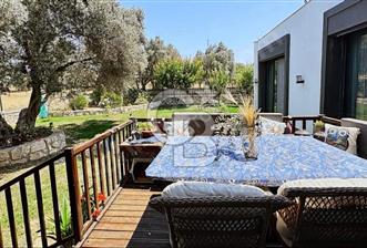  URLA BADEMLER 1000 m2 SATILIK MÜSTAKİL ŞÖMİNELİ 5+2 TAŞ VİLLA