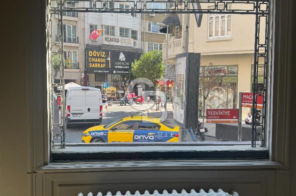 Tabela Değerli Teşvikiye Meydan da Bakımlı Yüksek Giriş Kat