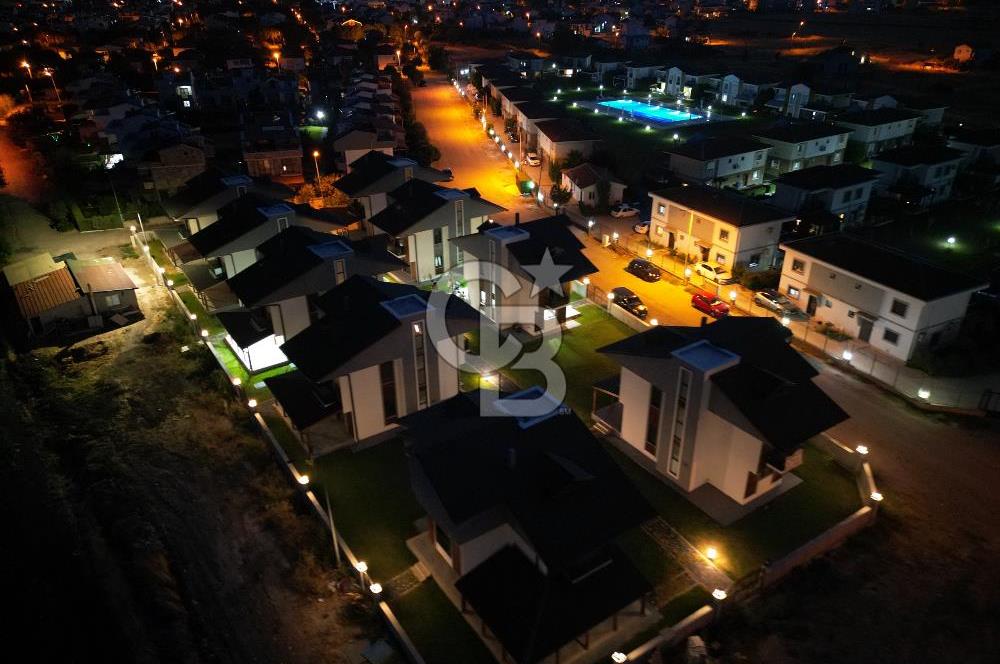 Dikili Salihleraltında Satılık 5+1 Müstakil Fırsat Villa!