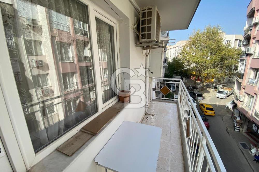 BORNOVA MERKEZ PAZAR YERİ SOKAĞINDA SATILIK 2+1 DAİRE