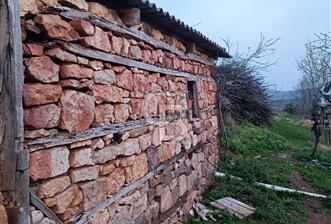 ÇANAKKALE ÇAN YAYKIN KÖYÜNDE SATILIK 40 M2 KARGİR SAMANLIK ,ARSA