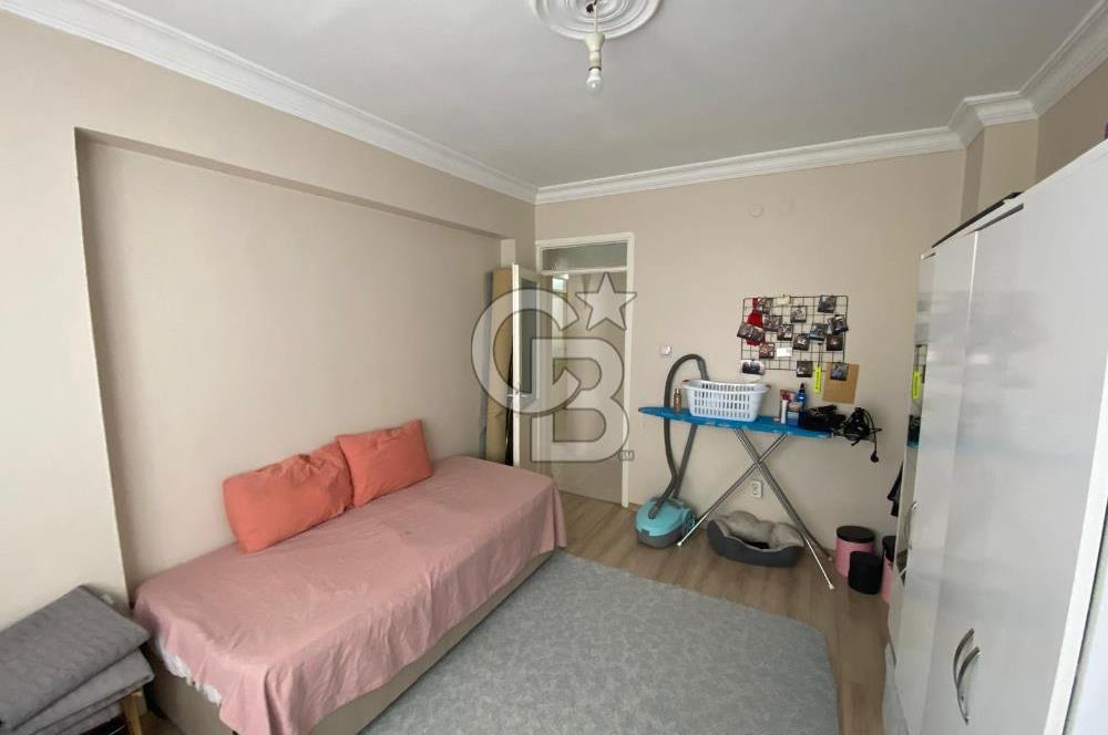 BORNOVA MERKEZ PAZAR YERİ SOKAĞINDA SATILIK 2+1 DAİRE