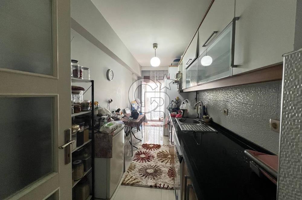 KARŞIYAKA ÖRNEKKÖY DE KÖŞE BİNA CADDEÜSTÜ KAPALI MUTFAK SATILIK DAİRE 