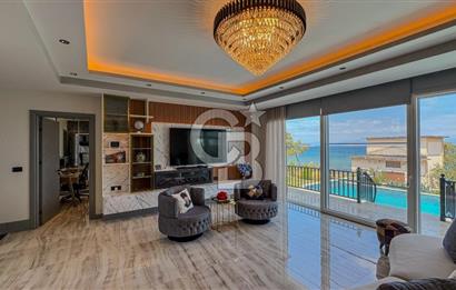 Ayvalık'ın En Prestijli Denize Sıfır Satılık Villası