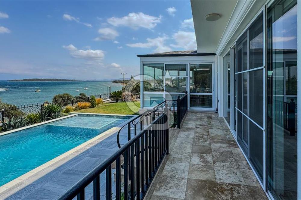 Ayvalık'ın En Prestijli Denize Sıfır Satılık Villası
