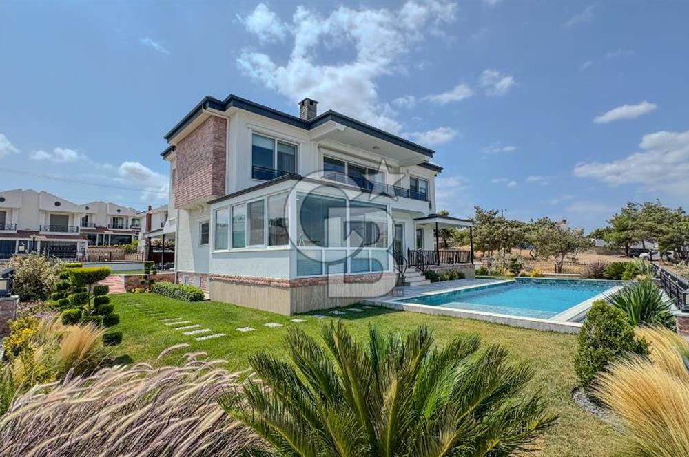 Ayvalık'ın En Prestijli Denize Sıfır Satılık Villası