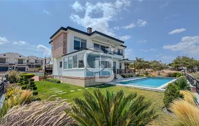 Ayvalık'ın En Prestijli Denize Sıfır Satılık Villası