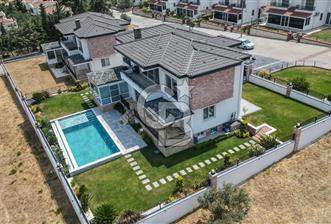 Ayvalık'ın En Prestijli Denize Sıfır Satılık Villası