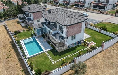 Ayvalık'ın En Prestijli Denize Sıfır Satılık Villası